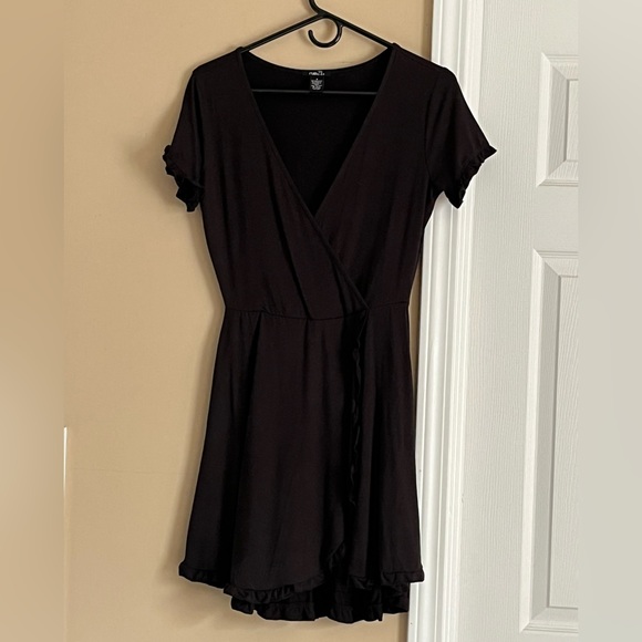 Rue21 Dresses & Skirts - Rue21 Vneck Black Short Sleeve Mini Dress
